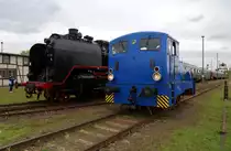 Hurtig wieselt 102 965 am Nachmittag 07.10.2017 im Arnstadter Museums-Bw an`s andere Ende des soeben eingefahrenen Meininger Sonderzuges, um ihn in die Zwischenabstellung zu schleppen. Währenddessen wird die links stehende 50 380 eine Fotopräsentationsfahrt auf der Drehscheibe machen und sich dann zur  Siesta  in den Lokschuppen zurückziehen, bevor sie ihren Sonderzug dann am späten Nachmittag zurück nach Meiningen bringt.