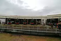 Lokparade am 07.10.2017 im Museums-Bw Arnstadt. Diese wurde extra für die Fahrgäste des angereisten Meininger Sonderzuges durchgeführt und präsentiert eine ganze Anzahl historischer Lokomotiven, wobei der Fokus hier eindeutig auf der Dampftraktion liegt.