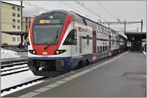 RE5071 mit ZVV 511 033 in Sargans. (18.12.2017)