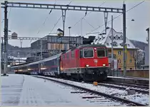 Die SBB Re 4/4 II 11301 macht in Baden einen letzten Halt, bevor der Nightjet 401 von Hamburg nach Zürich sein Ziel in Kürze erreichen wird.
9. Dez. 2017