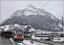 RE4874 nach Wil mit 511 025 in Sargans mit dem Gonzen im Hintergrund. (18.12.2017)