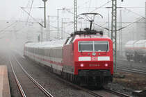 120 146-6 hinter IC 1926 nach Berlin Ostbahnhof bei der Ausfahrt in Recklinghausen Hbf. 18.12.2017