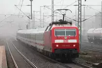 120 146-6 hinter IC 1926 nach Berlin Ostbahnhof bei der Ausfahrt in Recklinghausen Hbf. 18.12.2017