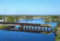 308 crosses the swing bridge at Moore Haven whilst hauling a rake of loaded sugarcane to the mill at Clewiston, 22 Nov 2017
