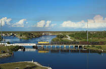 308 crosses the swing bridge at Moore Haven whilst hauling a rake of empty sugarcane cars, 22 Nov 2017