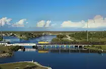 308 crosses the swing bridge at Moore Haven whilst hauling a rake of empty sugarcane cars, 22 Nov 2017