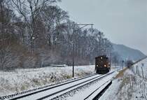 Als ich in der Ferne die Lok sah, dachte ich, das Glück zu haben eine BLS Re 4/4 vor der Linse vorbeifahren würde, doch es ist noch besser wie es ist: Be 4/4 BT 14 der Eurovapor unterwegs am 18. Dezember 2017 zwischen Embrach-Rorbas und Pfungen. 