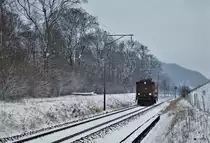 Als ich in der Ferne die Lok sah, dachte ich, das Glück zu haben eine BLS Re 4/4 vor der Linse vorbeifahren würde, doch es ist noch besser wie es ist: Be 4/4 BT 14 der Eurovapor unterwegs am 18. Dezember 2017 zwischen Embrach-Rorbas und Pfungen. 