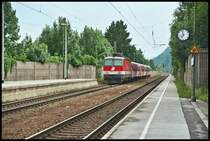 Die 1144 281 f�hrt mit einem Regionalzug in den Bahnhof Kiefersfelden ein. Nach einm kurzen Aufenthalt geht es weiter nach Rosenheim.