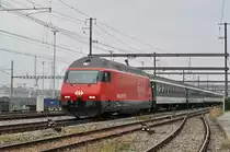 Re 460 033-4 durchfährt den Bahnhof Muttenz. Die Aufnahme stammt vom 09.11.2017.