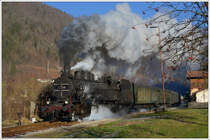 25-026 bespannte am 19.12.2017 einen Weihnachtszug von Maribor nach Dravograd, hier bei der Ausfahrt aus Podvelka.