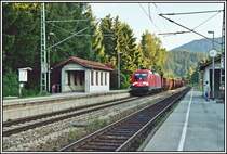 182 002 durchf�hrt im Juni 2005 den Bahnhof Oberaudorf Richtung M�nchen.
