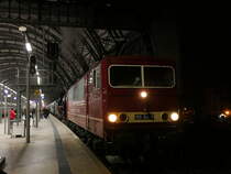 Weil bei 03 1010 der Überhitzer defekt war, fungierte am Striezelmarkt-Sonderzug DPE 24429 die E-Lok 155 016 als Zuglok, hier kurz vor der Rückfahrt nach Berlin-Schöneweide; Dresden Hbf, 16.12.2017
