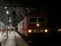 Weil bei 03 1010 der Überhitzer defekt war, fungierte am Striezelmarkt-Sonderzug DPE 24429 die E-Lok 155 016 als Zuglok, hier kurz vor der Rückfahrt nach Berlin-Schöneweide; Dresden Hbf, 16.12.2017
