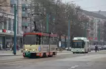 30.01.2017, Frankfurt (Oder), Karl-Marx-Straße. Tatra KT4DM #218 auf der Linie 1 in Richting Lebuser Vorstadt. Im Hintergrund befindet sich der Bus MAN NL243 CNG #439 auf der Linie 985 nach Messering.
