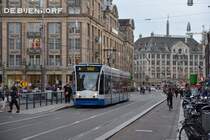 13.07.2017, Amsterdam, Damrak. Combino #2073 auf der Linie 4 nach Centraal Station.