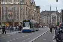 13.07.2017, Amsterdam, Damrak. Combino #2073 auf der Linie 4 nach Centraal Station.