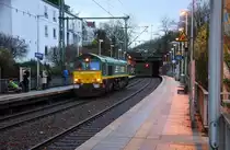 Die Class 66 V266/PB10 von der Rurtalbahn-Cargo kommt als Lokzug aus Stolberg-Rheinland nach Aachen-West und kommt aus Richtung Stolberg-Rheinland,Eilendorf,Aachen-Rothe Erde,Aachen-Hbf und fährt durch Aachen-Schanz in Richtung Aachen-West. 
Aufgenommen vom Bahnsteig von Aachen-Schanz. 
Am Kalten Nachmittag vom 11.12.2017.