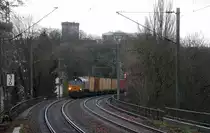 Die Class 66 DE6307 von Crossrail kommt aus Richtung Aachen-West mit einem langen MSC-Containerzug aus Antwerpen-Berendrecht(B) nach Germersheim(D) und fährt durch Aachen-Schanz in Richtung Aachen-Hbf,Aachen-Rothe-Erde,Stolberg-Hbf(Rheinland)Eschweiler-Hbf,Langerwehe,Düren,Merzenich,Buir,Horrem,Kerpen-Köln-Ehrenfeld,Köln-West,Köln-Süd. Aufgenommen vom Bahnsteig von Aachen-Schanz. 
Am Kalten Nachmittag vom 11.12.2017.