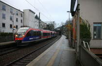 Zwei Euregiobahn (RB20) kommen aus Langerwehe-Stolberg-Altstadt nach Alsdorf-Stolberg-Rheinland(Hbf) und kammen aus Richtung Aachen-Hbf und fahren in Aachen-Schanz ein und hielten in Aachen-Schanz und fahren dann weiter in Richtung Aachen-West,Laurensberg,Richterich,Kohlscheid,Herzogenrath. 
Aufgenommen vom Bahnsteig von Aachen-Schanz.
Bei Nieselregen am Kalten Morgen vom 12.12.2017.