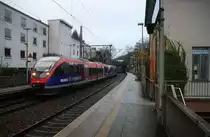 Zwei Euregiobahn (RB20) kommen aus Langerwehe-Stolberg-Altstadt nach Alsdorf-Stolberg-Rheinland(Hbf) und kammen aus Richtung Aachen-Hbf und fahren in Aachen-Schanz ein und hielten in Aachen-Schanz und fahren dann weiter in Richtung Aachen-West,Laurensberg,Richterich,Kohlscheid,Herzogenrath. 
Aufgenommen vom Bahnsteig von Aachen-Schanz.
Bei Nieselregen am Kalten Morgen vom 12.12.2017.