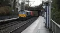 Die Class 66 DE6309 und 185 595-6  Ruth  beide von Crossrail  kommen aus Richtung Köln,Aachen-Hbf mit einem Güterzug aus Novara-Boschetto(I) nach Genk-Haven(B) und fuhren durch Aachen-Schanz in Richtung Aachen-West.
Aufgenommen vom Bahnsteig von Aachen-Schanz.
Am Kalten Morgen vom 13.12.2017. 