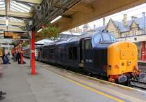 Eine Ueberraschung war die noch immer betriebsfähige sechsachsige Diesellok 37 422 aus dem Jahre 1964, welche von hinten her einen Eilzug nach Preston schob. Lancaster, 29.September 2017. 
