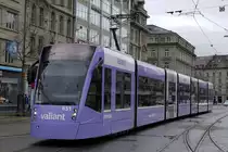 BERNMOBIL:
Be 6/8 Combino Classic mit Vollwerbung auf der Linie 9 Wabern-Wankdorf Bahnhof am 16. Dezember 2017.
Foto: Walter Ruetsch