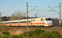 Diese mal nicht viel los gewesen an der KBS100 aber dafür gab es einige schikce ICE, IC und EC's, bei schönstem noch Herbstwetter. Nachschuss des ICE 401 555-8. 18.12.2017, 3km östlich von Büchen.