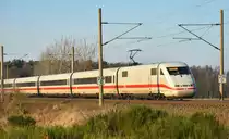 Diese mal nicht viel los gewesen an der KBS100 aber dafür gab es einige schikce ICE, IC und EC's, bei schönstem noch Herbstwetter. Nachschuss des ICE 401 555-8. 18.12.2017, 3km östlich von Büchen.