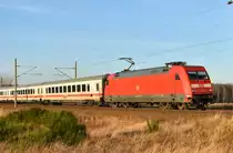 InterCity mit der 101 073-5 unterwegs in Richtung Schwerin. 18.12.2017, 3km östlich von Büchen.