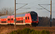 RE1 des Hanse-Express unterwegs in Richung Rostock. Schiebelok war die 182 023-2. 18.12.2017, 3km östlich von Büchen.