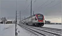 511 034 ist als RE5075 nach Chur unterwegs zwischen Siebnen-Wangen und Schübelbach-Buttikon. (18.12.2017)