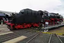 Nach erfolgter Fotopräsentationsfahrt im Arnstadter Museums-Bw verläßt die Meininger 50 380 jetzt die Drehscheibe des Betriebswerkes in Richtung Lokschuppen. Die Aufnahme entstand im Rahmen einer Sonderfahrt am 07.10.2017.