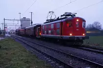 VON KALLNACH NACH TSCHECHIEN.
Bahnmuseum Kerzers:
Am 11. Dezember 2017 haben zwei Speisewagen ehemals OeBB/SBB und ein G-Wagen ehemals OeBB/BLS das Bahnmuseum Kerzers verlassen. Die Aussortierung dieser Wagen aus der umfangreichen Sammlung erforderte mehrere Rangierfahrten mit der Re 4/4 I 10009 und dem Tm 65. Erst am späten Abend, bereits bei Dunkelheit stand der Überführungszug für die erste Fahrt bis Olten Hammer in Kallnach zur Abfahrt bereit. Nach einer Fahrt von mehreren Tagen sind die drei Wagen inzwischen ohne Zwischenfälle an ihrem Zielort in Tschechien angekommen.

Die Überführung erfolgte über folgende Route:

Kallnach-Lyss-Biel-Olten-Basel-Konstanz-Singen-Tuttlingen-Ulm-Donauwörth-Treuchlingen-Nürnberg-Hersbruck-Kirchenlaibach-Marktrewitz-Cheb(Eger)-Karlovy Vary(Karlsbad)-

Chomutov(Kommotau)-Most(Brüx)-Teplice(Teplit)-Usti nad Labem(Aussig a. d. Elbe)- hier wurden die Verzollt- dann Litomerice unt.Bhf.- Nymburk-

Velky Osek- Hradec Kralove(Königsgraz)

 
Leider war am 11. Dezember 2017 das Wetter sehr schlecht. Trotz den starken Regenfällen versuchte ich dieses einmalige Ereignis zu dokumentieren.
Foto: Walter Ruetsch  