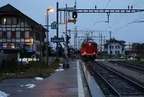 VON KALLNACH NACH TSCHECHIEN.
Bahnmuseum Kerzers:
Am 11. Dezember 2017 haben zwei Speisewagen ehemals OeBB/SBB und ein G-Wagen ehemals OeBB/BLS das Bahnmuseum Kerzers verlassen. Die Aussortierung dieser Wagen aus der umfangreichen Sammlung erforderte mehrere Rangierfahrten mit der Re 4/4 I 10009 und dem Tm 65. Erst am späten Abend, bereits bei Dunkelheit stand der Überführungszug für die erste Fahrt bis Olten Hammer in Kallnach zur Abfahrt bereit. Nach einer Fahrt von mehreren Tagen sind die drei Wagen inzwischen ohne Zwischenfälle an ihrem Zielort in Tschechien angekommen.
Leider war am 11. Dezember 2017 das Wetter sehr schlecht. Trotz den starken Regenfällen versuchte ich dieses einmalige Ereignis zu dokumentieren.
Foto: Walter Ruetsch  