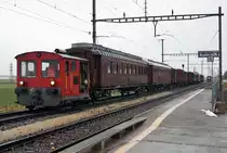 VON KALLNACH NACH TSCHECHIEN.
Bahnmuseum Kerzers:
Am 11. Dezember 2017 haben zwei Speisewagen ehemals OeBB/SBB und ein G-Wagen ehemals OeBB/BLS das Bahnmuseum Kerzers verlassen. Die Aussortierung dieser Wagen aus der umfangreichen Sammlung erforderte mehrere Rangierfahrten mit der Re 4/4 I 10009 und dem Tm 65. Erst am späten Abend, bereits bei Dunkelheit stand der Überführungszug für die erste Fahrt bis Olten Hammer in Kallnach zur Abfahrt bereit. Nach einer Fahrt von mehreren Tagen sind die drei Wagen inzwischen ohne Zwischenfälle an ihrem Zielort in Tschechien angekommen.
Leider war am 11. Dezember 2017 das Wetter sehr schlecht. Trotz den starken Regenfällen versuchte ich dieses einmalige Ereignis zu dokumentieren.
Foto: Walter Ruetsch  