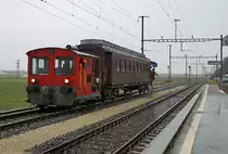 VON KALLNACH NACH TSCHECHIEN.
Bahnmuseum Kerzers:
Am 11. Dezember 2017 haben zwei Speisewagen ehemals OeBB/SBB und ein G-Wagen ehemals OeBB/BLS das Bahnmuseum Kerzers verlassen. Die Aussortierung dieser Wagen aus der umfangreichen Sammlung erforderte mehrere Rangierfahrten mit der Re 4/4 I 10009 und dem Tm 65. Erst am späten Abend, bereits bei Dunkelheit stand der Überführungszug für die erste Fahrt bis Olten Hammer in Kallnach zur Abfahrt bereit. Nach einer Fahrt von mehreren Tagen sind die drei Wagen inzwischen ohne Zwischenfälle an ihrem Zielort in Tschechien angekommen.
Leider war am 11. Dezember 2017 das Wetter sehr schlecht. Trotz den starken Regenfällen versuchte ich dieses einmalige Ereignis zu dokumentieren.
Foto: Walter Ruetsch  