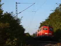 Im letzten Abendlicht schiebt 110 418-1 die RegionalBahn von Aalen nach Donauw�rth, hier am 19.05.07 bei Wasseralfingen aufgenommen...