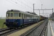 VON KALLNACH NACH TSCHECHIEN.
Bahnmuseum Kerzers:
Am 11. Dezember 2017 haben zwei Speisewagen ehemals OeBB/SBB und ein G-Wagen ehemals OeBB/BLS das Bahnmuseum Kerzers verlassen. Die Aussortierung dieser Wagen aus der umfangreichen Sammlung erforderte mehrere Rangierfahrten mit der Re 4/4 I 10009 und dem Tm 65. Erst am späten Abend, bereits bei Dunkelheit stand der Überführungszug für die erste Fahrt bis Olten Hammer in Kallnach zur Abfahrt bereit. Nach einer Fahrt von mehreren Tagen sind die drei Wagen inzwischen ohne Zwischenfälle an ihrem Zielort in Tschechien angekommen.
Leider war am 11. Dezember 2017 das Wetter sehr schlecht. Trotz den starken Regenfällen versuchte ich dieses einmalige Ereignis zu dokumentieren.
Foto: Walter Ruetsch  