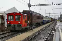 VON KALLNACH NACH TSCHECHIEN.
Bahnmuseum Kerzers:
Am 11. Dezember 2017 haben zwei Speisewagen ehemals OeBB/SBB und ein G-Wagen ehemals OeBB/BLS das Bahnmuseum Kerzers verlassen. Die Aussortierung dieser Wagen aus der umfangreichen Sammlung erforderte mehrere Rangierfahrten mit der Re 4/4 I 10009 und dem Tm 65. Erst am späten Abend, bereits bei Dunkelheit stand der Überführungszug für die erste Fahrt bis Olten Hammer in Kallnach zur Abfahrt bereit. Nach einer Fahrt von mehreren Tagen sind die drei Wagen inzwischen ohne Zwischenfälle an ihrem Zielort in Tschechien angekommen.
Leider war am 11. Dezember 2017 das Wetter sehr schlecht. Trotz den starken Regenfällen versuchte ich dieses einmalige Ereignis zu dokumentieren.
Foto: Walter Ruetsch  
