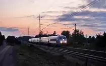 In der Abenddämmerung braust ein Linx X2000 Triebzug aus Malmö nach Stockholm in Kumla vorbei.Bild 25.9.2017