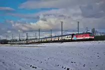 Nachdem die Lok gestern im Bahnhof Bassersdorf schlecht zum fotografieren liess und Julian die Lok verpasst hat, traf ich zufällig nochmals auf die Lok.

SBB Re 460 065 mit Werbung für Pro Montagna mit einem IC 1 von St. Gallen - Genève Aéroport am 18. Dezember 2017 bei Bassersdorf.