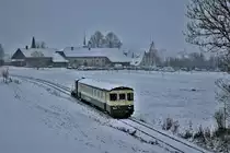 Zug  Wolfhuuser-Bahn : ABt 50 48 39-35 154-2 ex SOB und DSF Tm 2/2 II Nr. 111 ex AVO mit einem kleinem Gepäckwaggon am Zugschluss, anlässlich der Zubringerfahrten an den Weihnachtsmarkt im Ritterhaus Bubikon (Hintergrund), bei Bubikon. Die Strecke war Teil des Schienennetzes der ehemaligen Uerikon-Bauma-Bahn, die heute nur für Draisinenfahrten oder sonst für Extrafahrten, eingesetzt werden. Sonntag, 10. Dezember 2017

