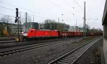 186 338-0 DB-Schenker  kommt aus Richtung Köln,Aachen-Hbf,Aachen-Schanz mit einem Schrottzug aus Köln-Kalk(D) nach Genk-Goederen(B) und fährt in Aachen-West ein.
Aufgenommen vom Bahnsteig in Aachen-West. 
Am Kalten Nachmittag vom 13.12.2017.