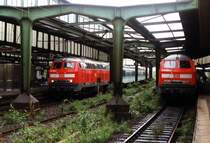215 020-9 und 215 199-9 mit Z�ge zwischen Xanten und Duisburg Hbf auf Duisburg Hauptbahnhof am 14-8-2000. Bild und scan: Date Jan de Vries.

