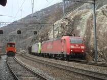 Partnerschaft mit Lokomotiven ausgedr�ckt: Die BR 185 118-7 der Railion und eine Re 485 der bls cargo am 5.1.2007 mit einem kurzem G�terzug bei der Durchfahrt in Lalden. Links steht noch der Tm 235 082-5