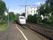 Ein noch nicht redesignter 401 f�hrt am 19.05.07 als ICE 28 nach Hamburg in Bonn Hbf ein.