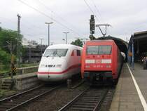 Der 402  Saarbr�cken  und die 101 077 die den IC 2112 nach Hamburg schiebt treffen sich am 19.05.07 in Bonn Hbf.