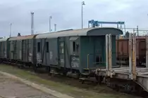 Lost Places in Ceske Budejovice, abgestellte Güterzuggepäckwagen auf dem Gelände des aufgelassenem Güterumschlagsplatzes. 22.12.2017 16:27 Uhr.